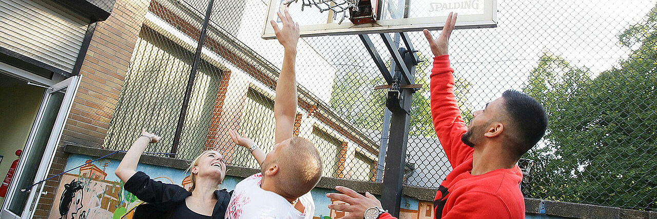 Jugendliche beim Basketball-Spielen.